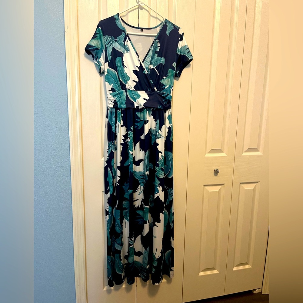 Navy Green and white leaf patterned maxi dress with POCKETS Size M